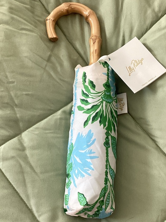 Lilly Pulitzer Accessories - Lilly Pulitzer Swayin in the Breeze Travel Umbrella with Bamboo Handle